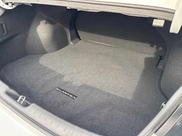 Certified 2025 Hyundai Elantra SE image 31