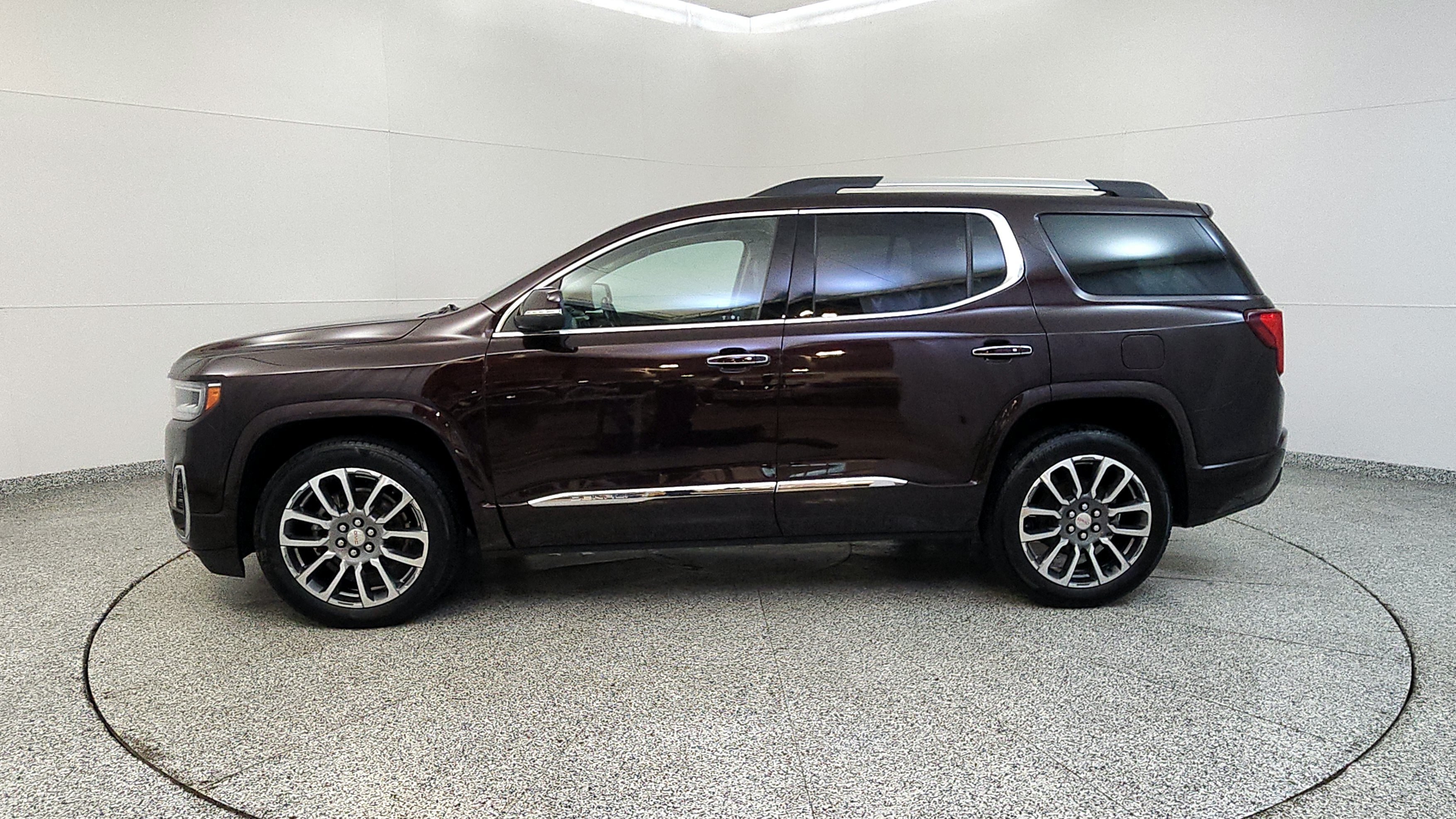 Used 2021 GMC Acadia Denali w/ Denali Ultimate Package AWD/4WD image 2