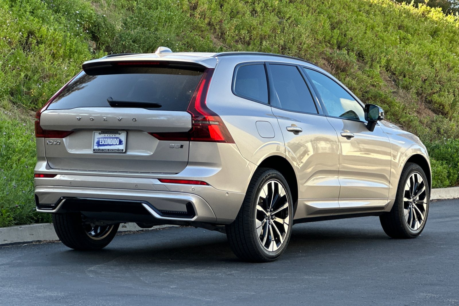 New 2026 Volvo XC60 B5 Plus AWD/4WD image 4