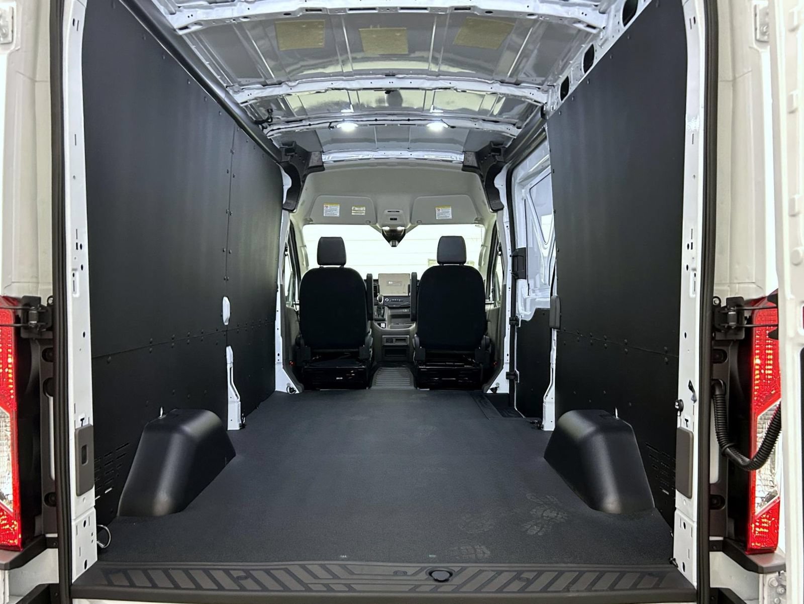 New 2027 Ford Transit 250 148 Medium Roof w/ Load Area Protection Package RWD image 18