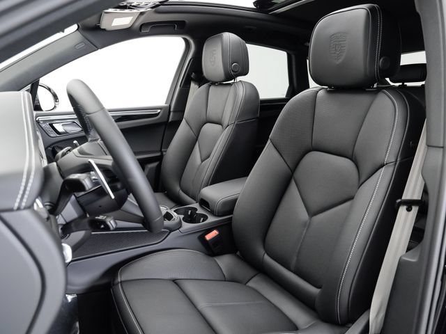 Certified 2025 Porsche Macan Turbo AWD/4WD image 5