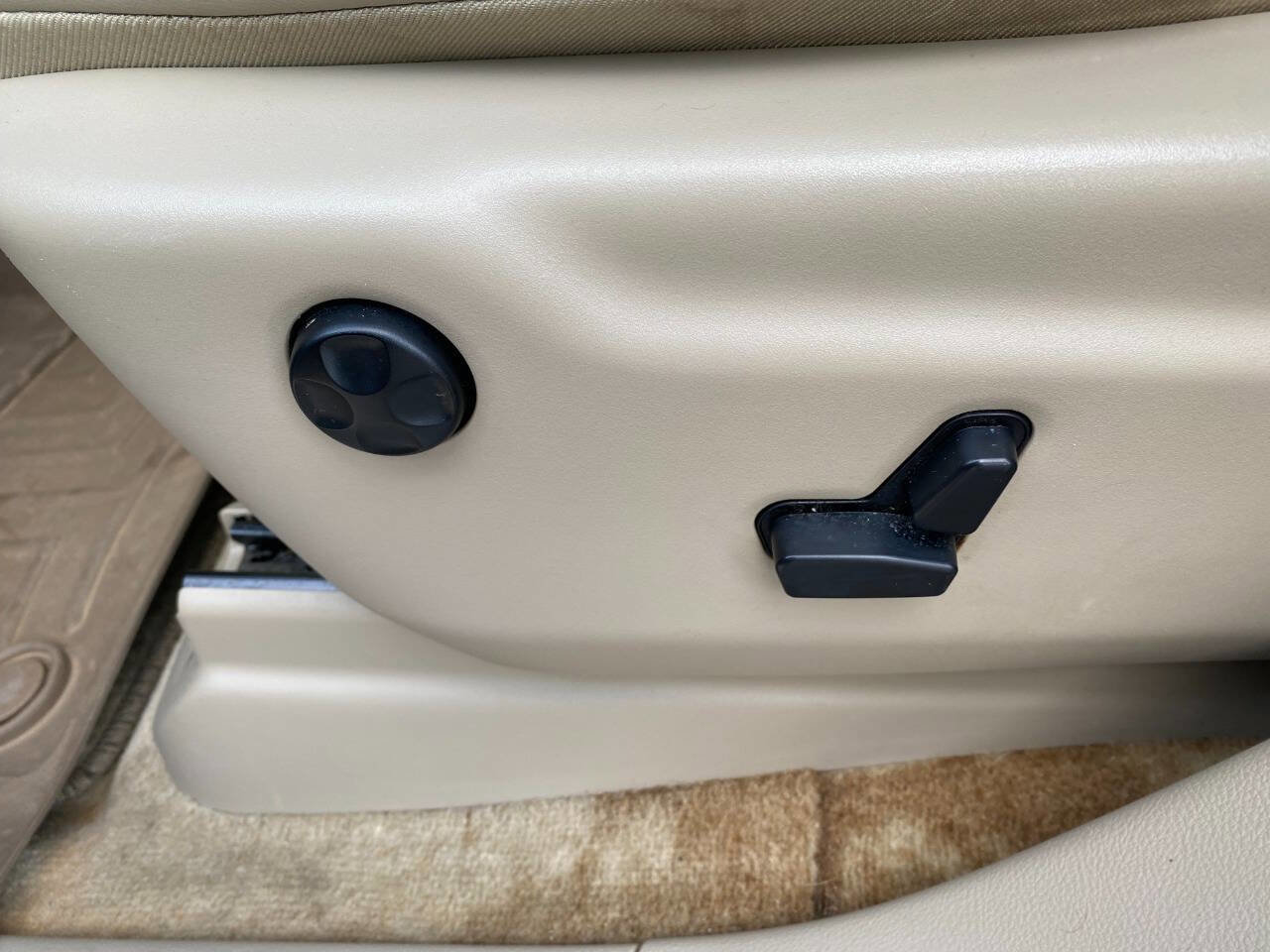 Used 2017 Jeep Grand Cherokee Overland image 19