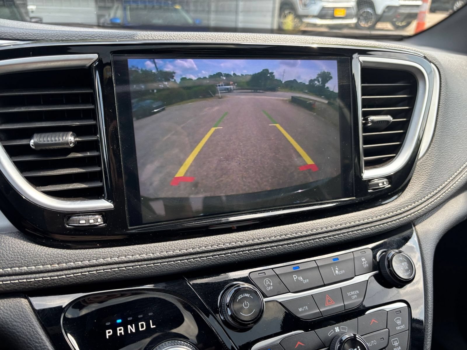 Used 2025 Chrysler Pacifica Limited FWD image 25