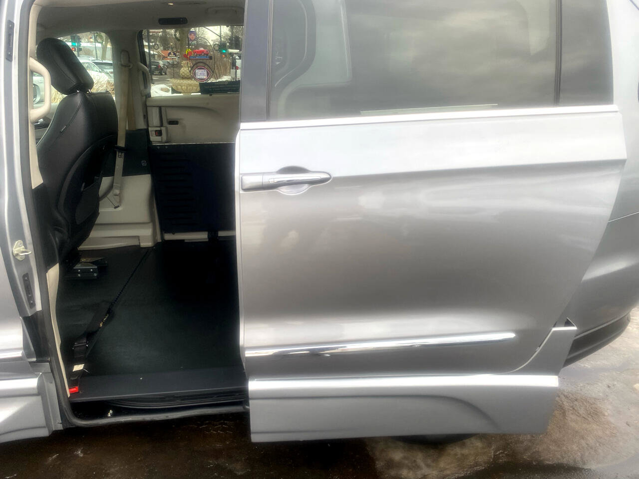 Used 2018 Chrysler Pacifica Touring-L w/ Tire & Wheel Group image 9