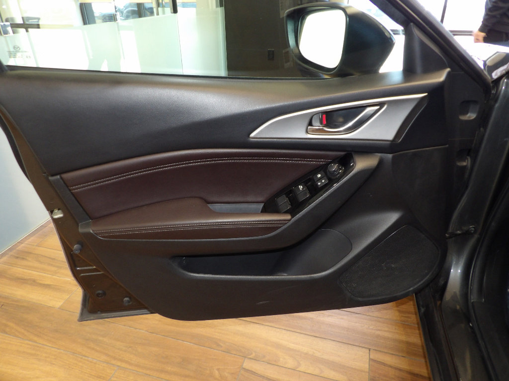 Used 2018 MAZDA MAZDA3 Touring FWD image 23