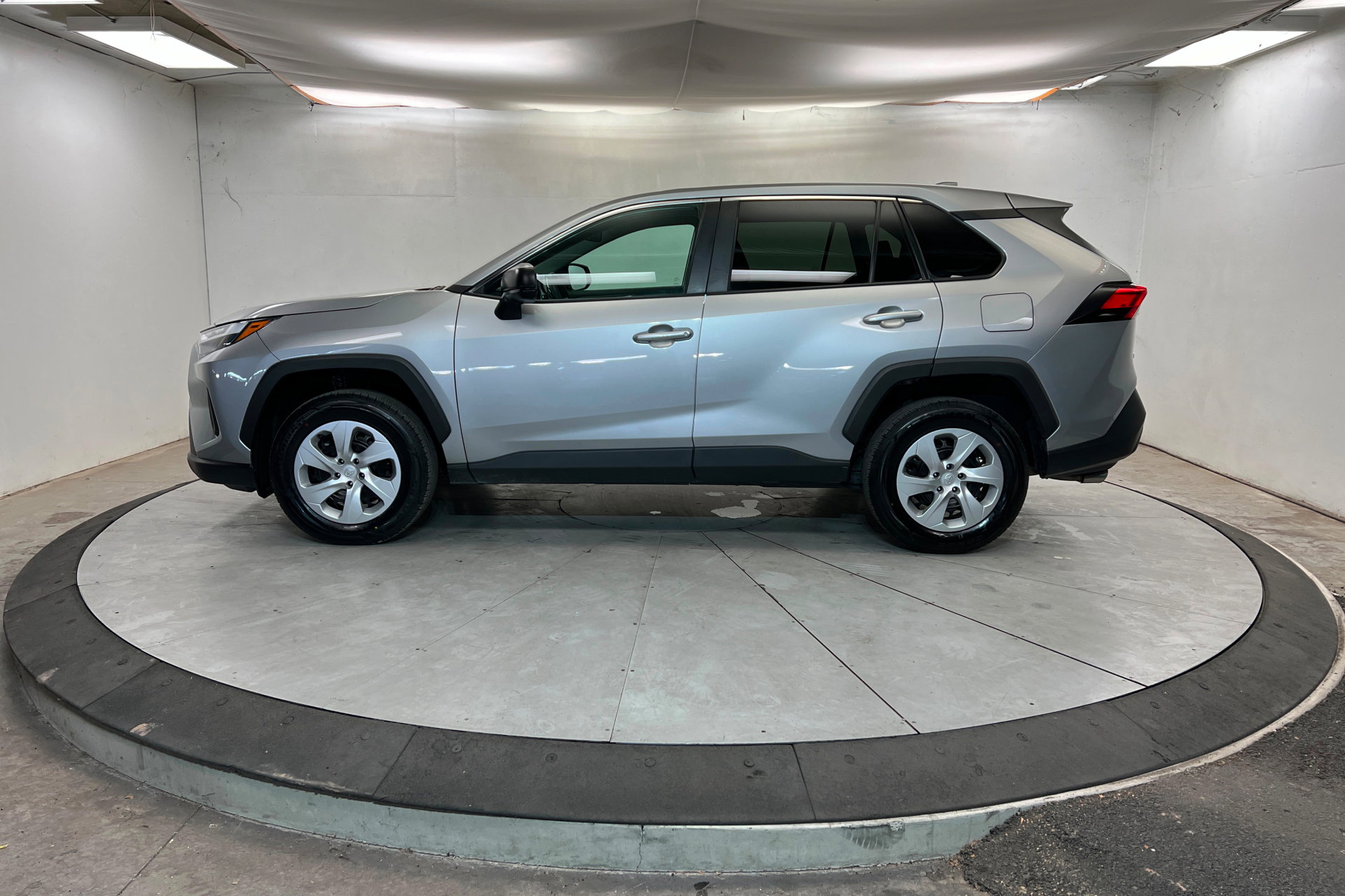 Used 2024 Toyota RAV4 LE image 2