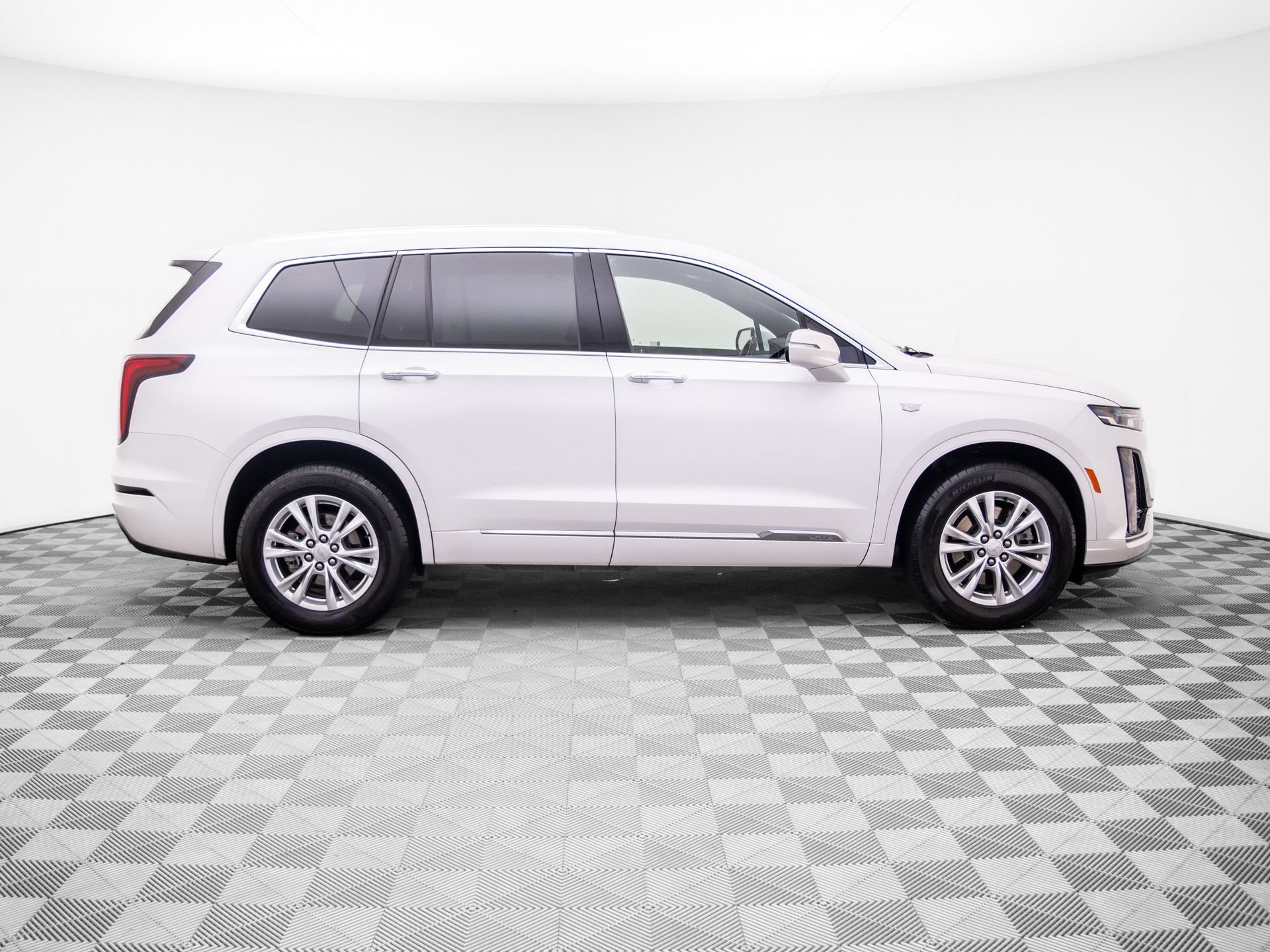 Used 2024 Cadillac XT6 Luxury w/ LPO, Floor Liner Package AWD/4WD image 6