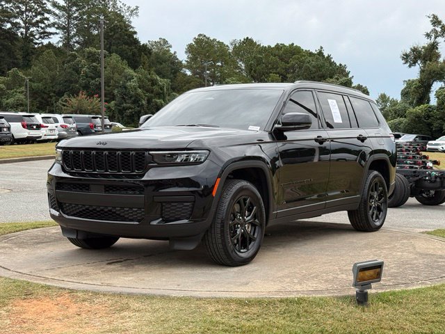 Used 2025 Jeep Grand Cherokee L Altitude RWD image 3