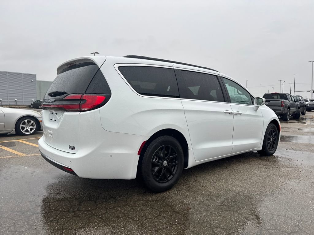 Used 2022 Chrysler Pacifica Touring-L image 5