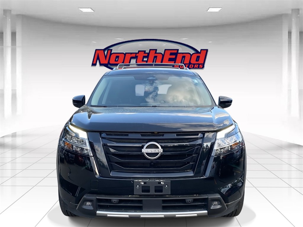 Used 2023 Nissan Pathfinder SL w/ Black Appearance Package image 2