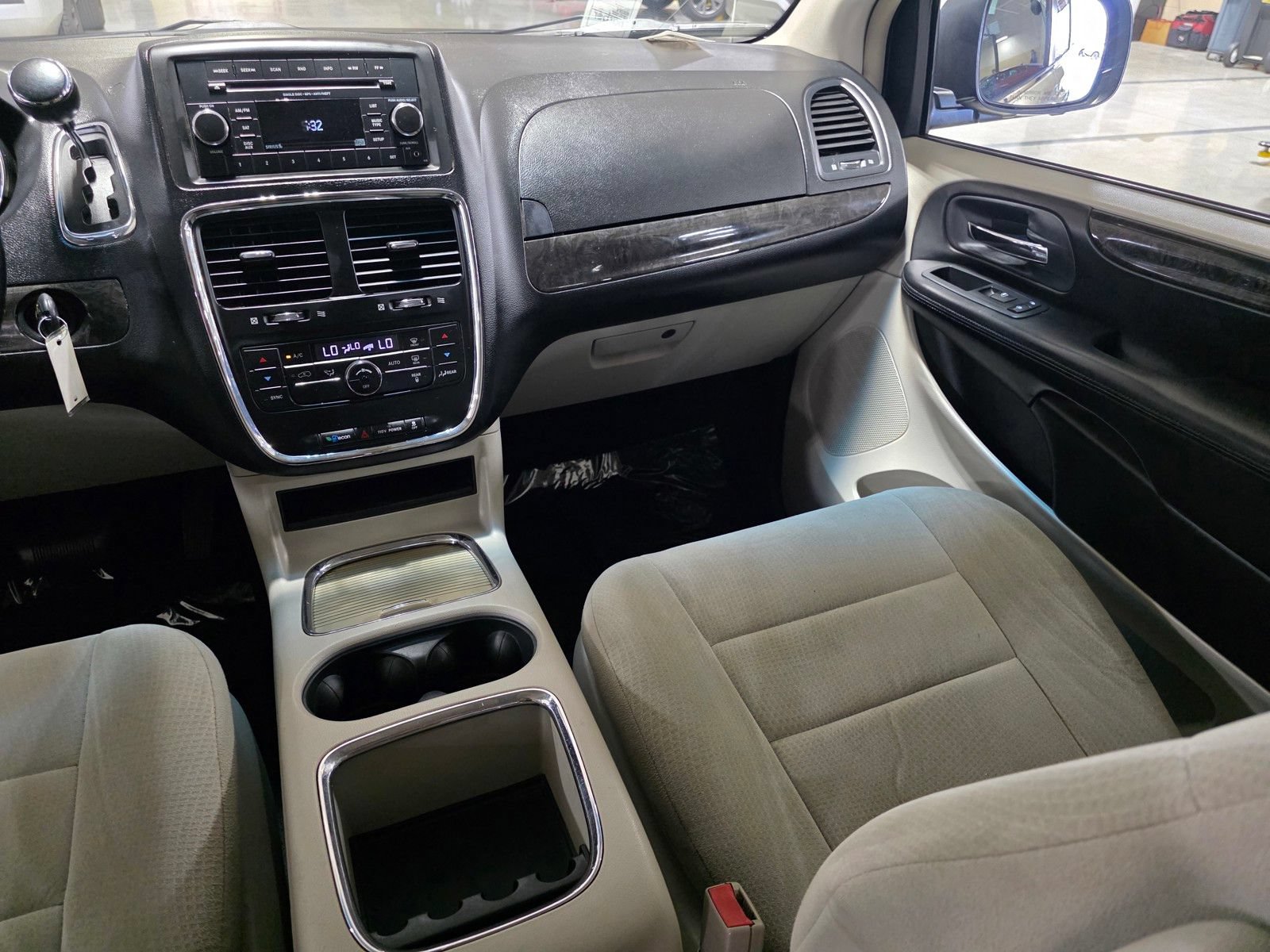 Used 2012 Dodge Grand Caravan Crew FWD image 17