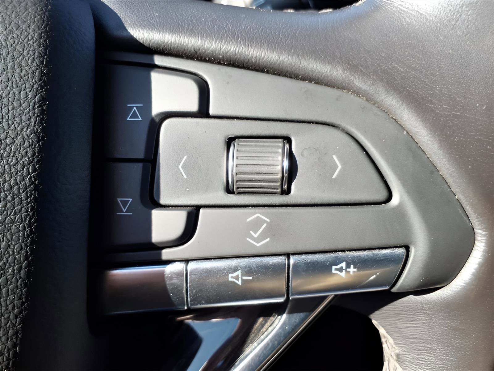 Used 2023 Cadillac XT6 Premium Luxury image 21