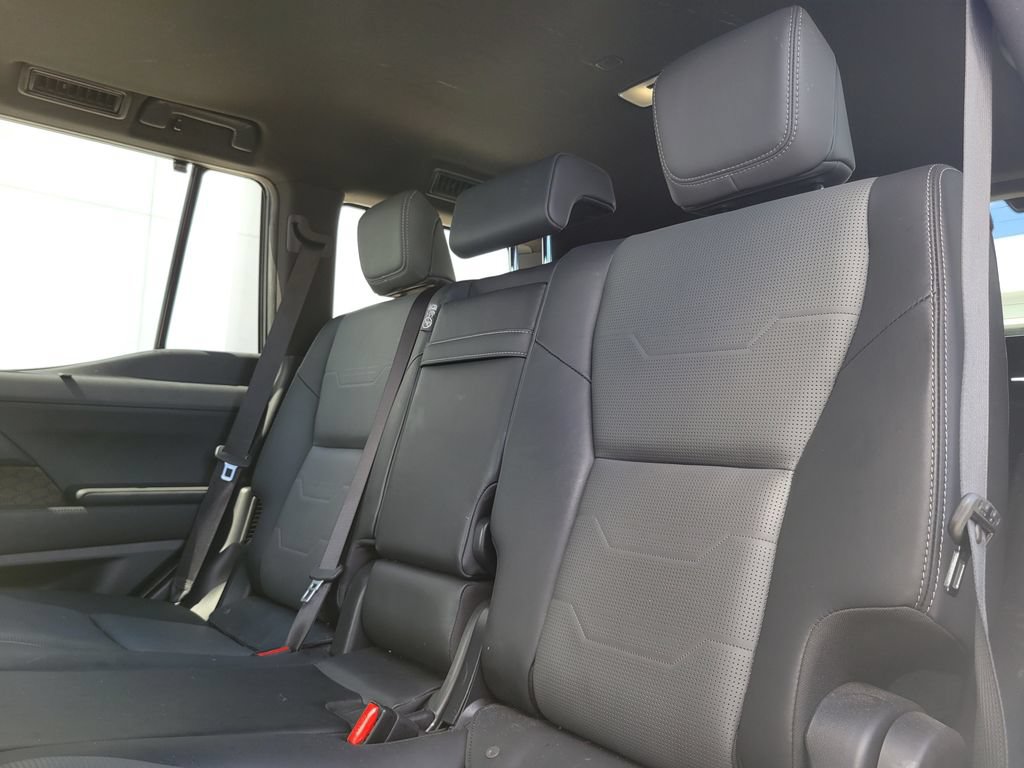 Used 2024 Lexus GX 550 w/ Accessory Package (31) AWD/4WD image 11