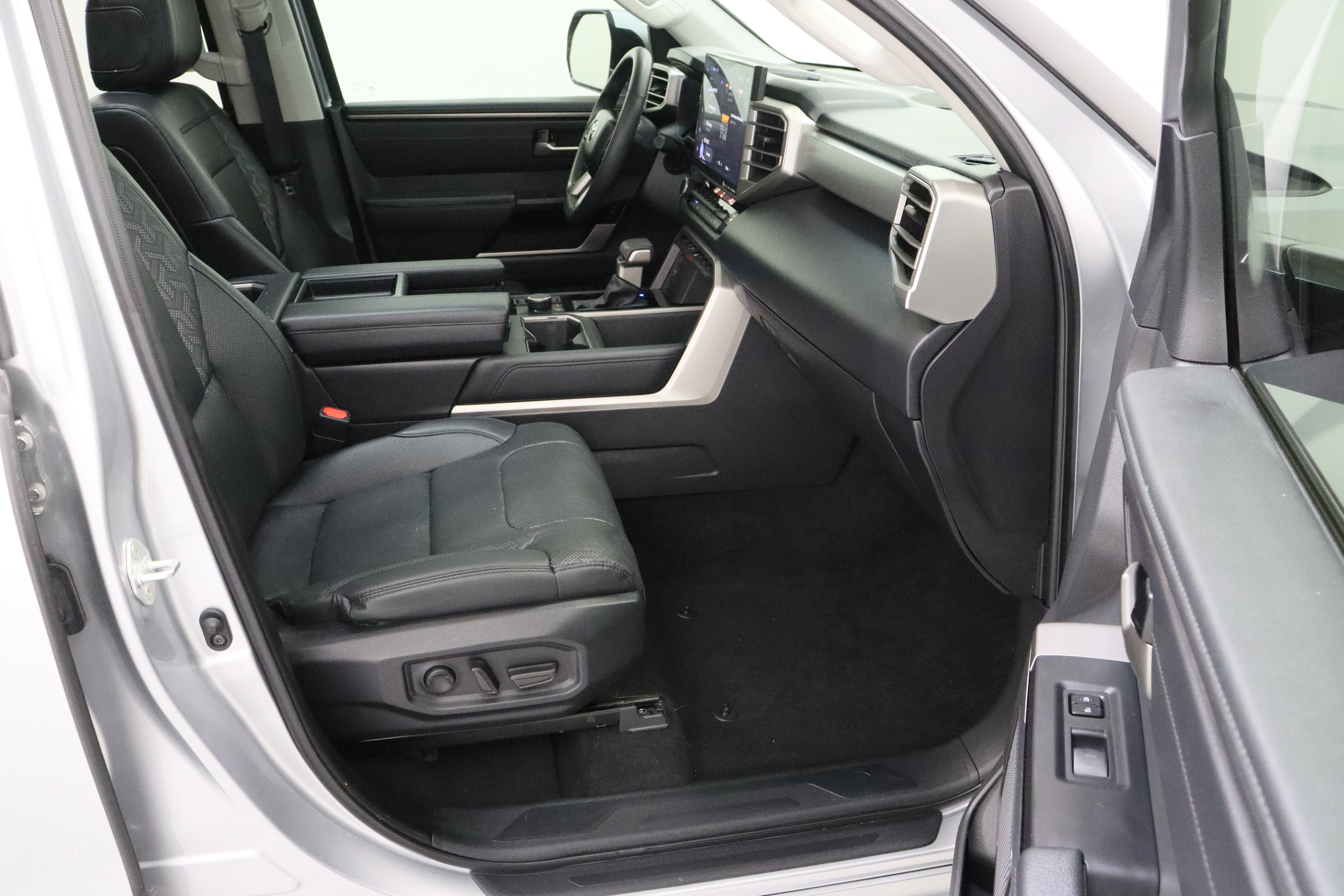 Used 2024 Toyota Tundra Limited w/ Power Package AWD/4WD image 40