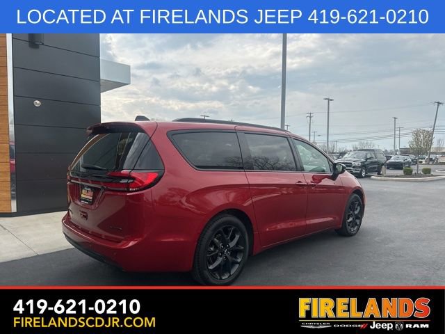 Used 2024 Chrysler Pacifica Limited w/ S Appearance Package FWD image 15