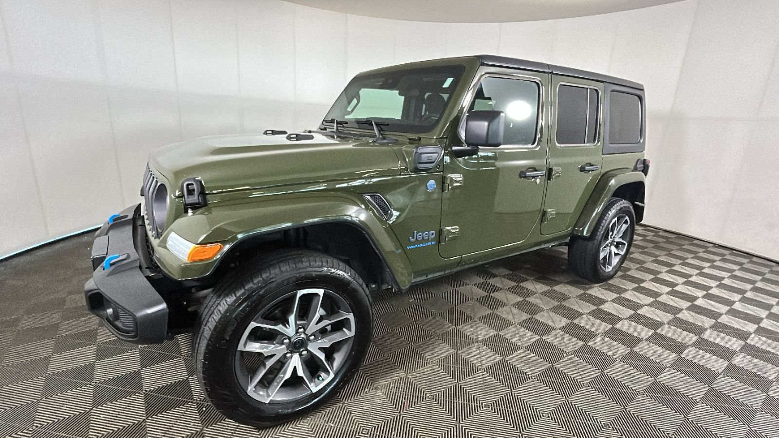 Used 2024 Jeep Wrangler Unlimited w/ Convenience Group AWD/4WD image 8