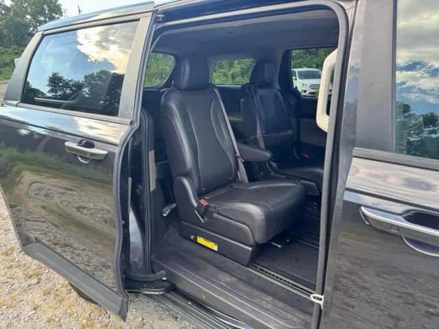 Used 2025 Kia Carnival FWD image 16