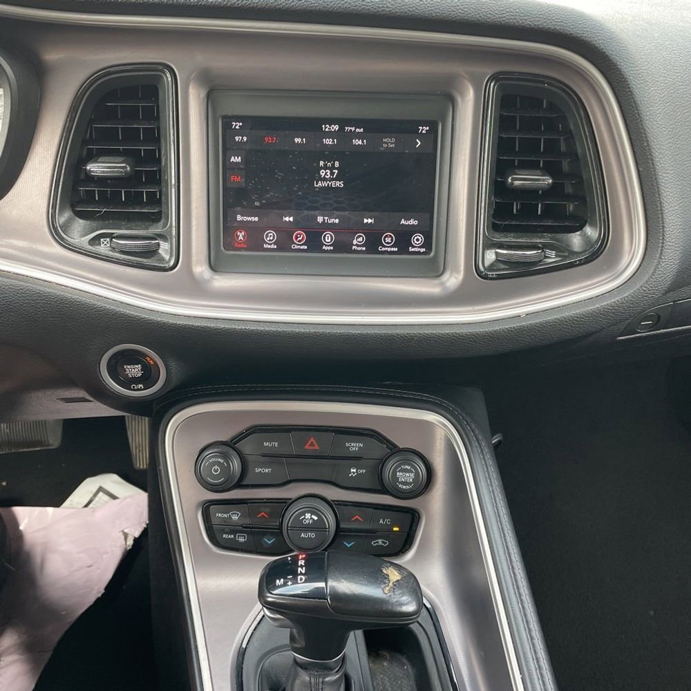 Used 2022 Dodge Challenger SXT image 9