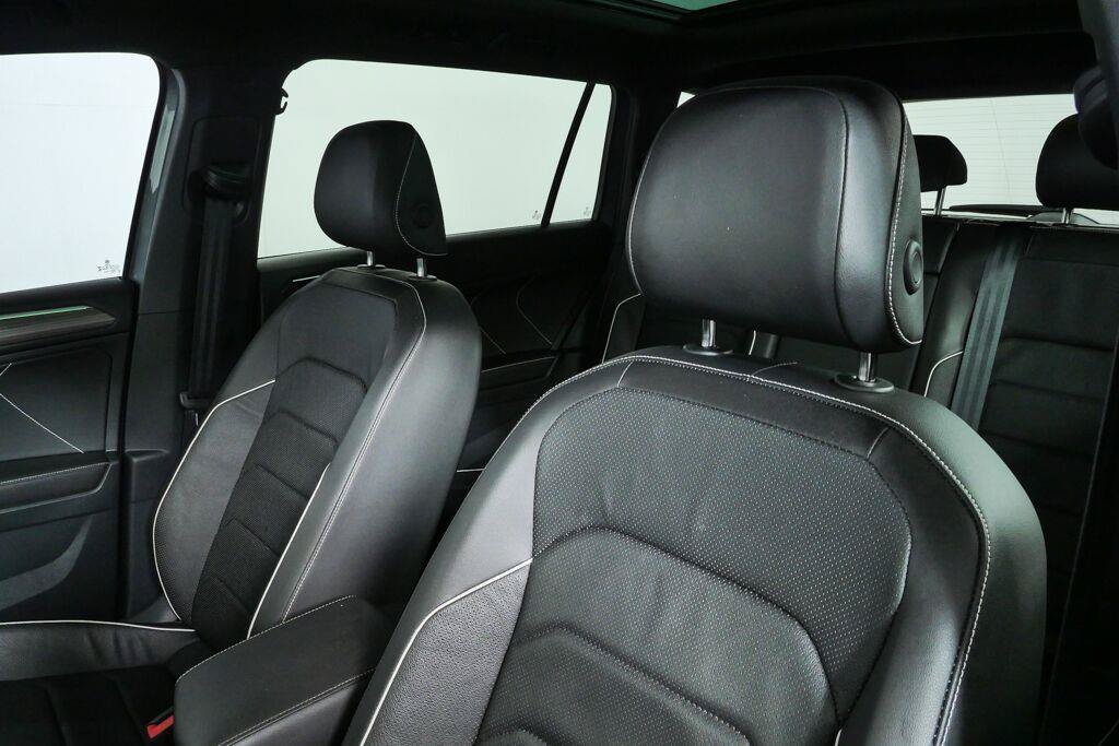Used 2024 Volkswagen Tiguan SEL R-Line AWD/4WD image 5