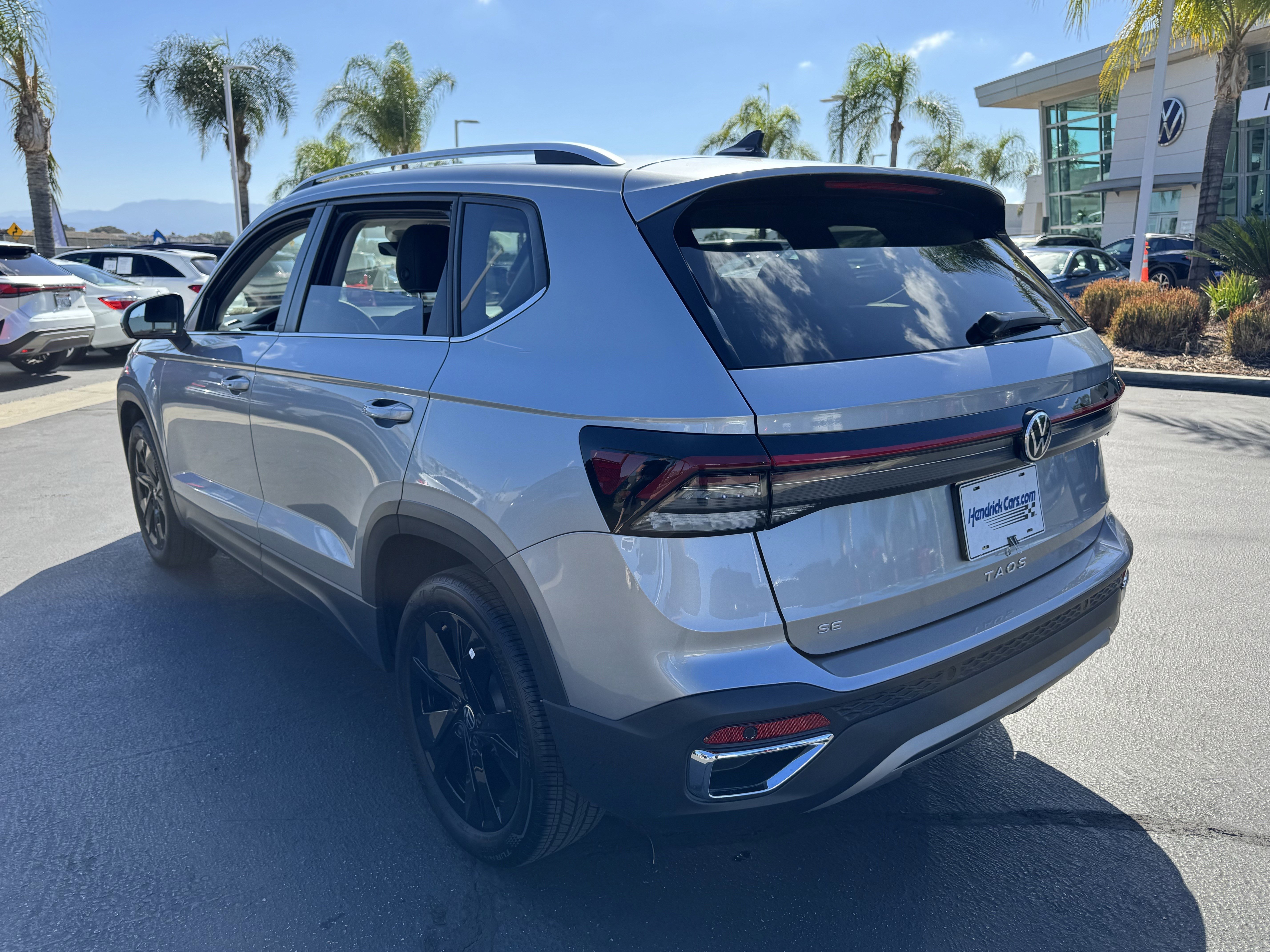 Used 2025 Volkswagen Taos SE image 8