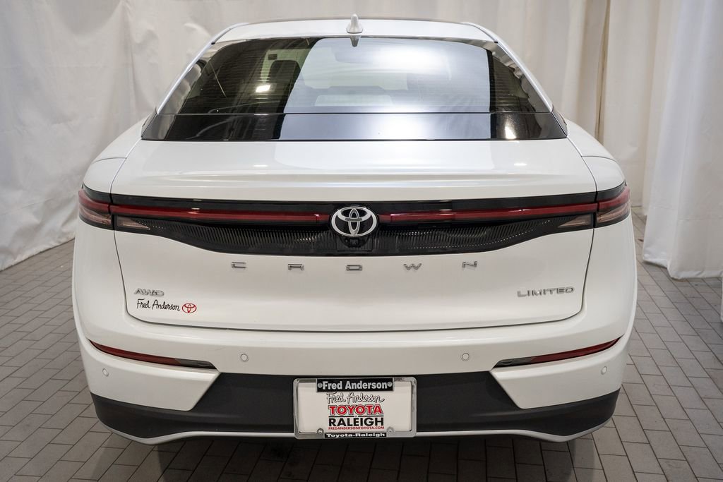 Used 2023 Toyota Crown Limited image 5