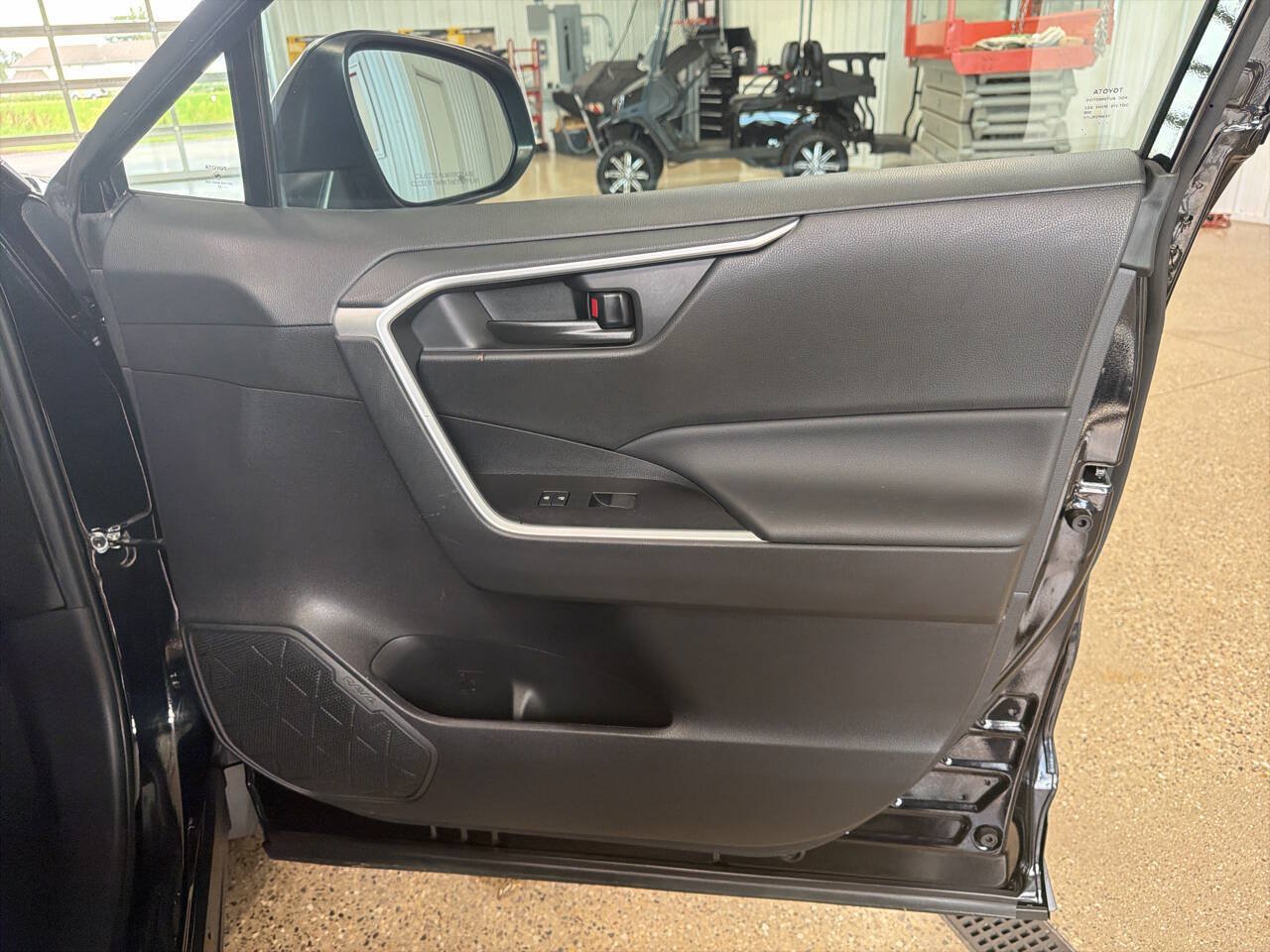 Used 2023 Toyota RAV4 LE AWD/4WD image 26