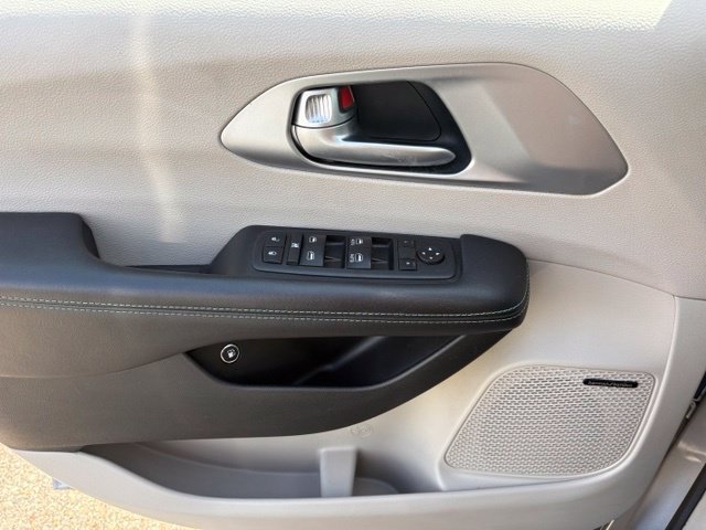 Used 2018 Chrysler Pacifica Limited w/ Advanced Safetytec Group FWD image 19