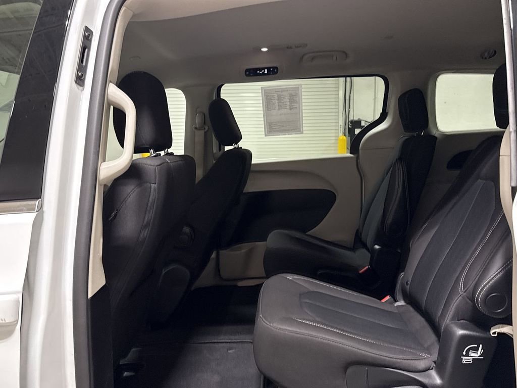 Used 2022 Chrysler Voyager LX image 22