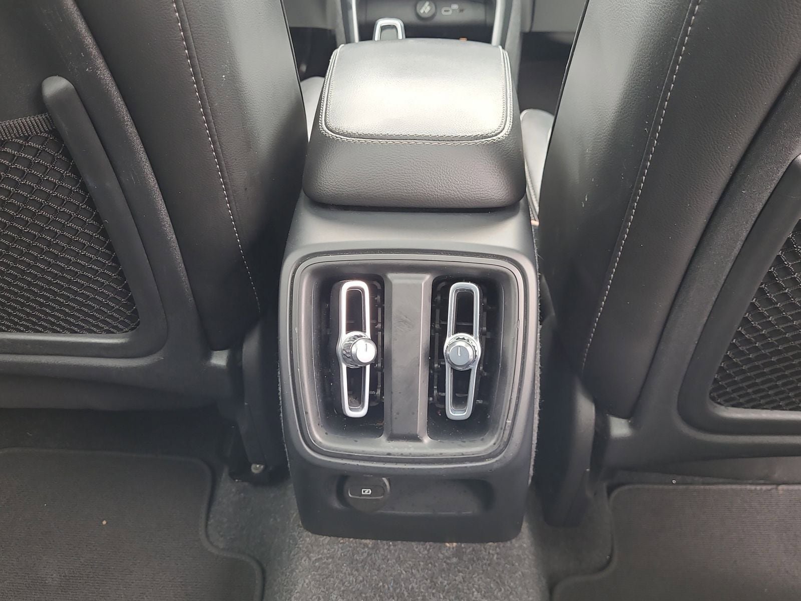 Used 2023 Volvo XC40 B4 Ultimate FWD image 22