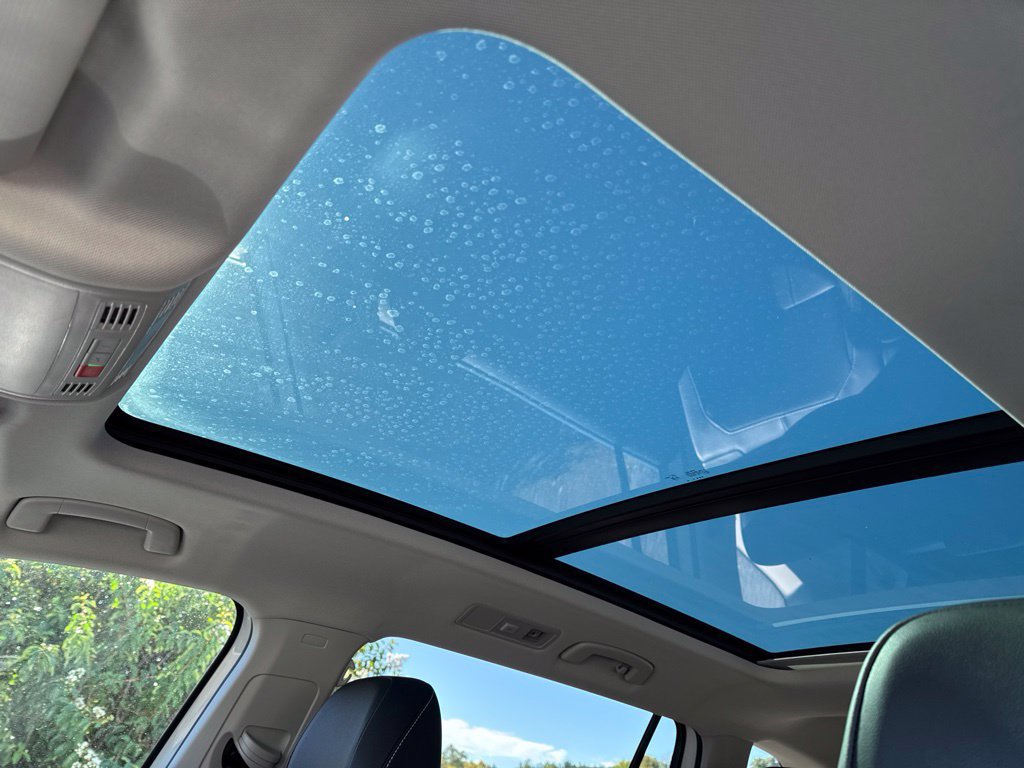 Used 2024 Volkswagen Tiguan SE w/ Panoramic Sunroof Package FWD image 24