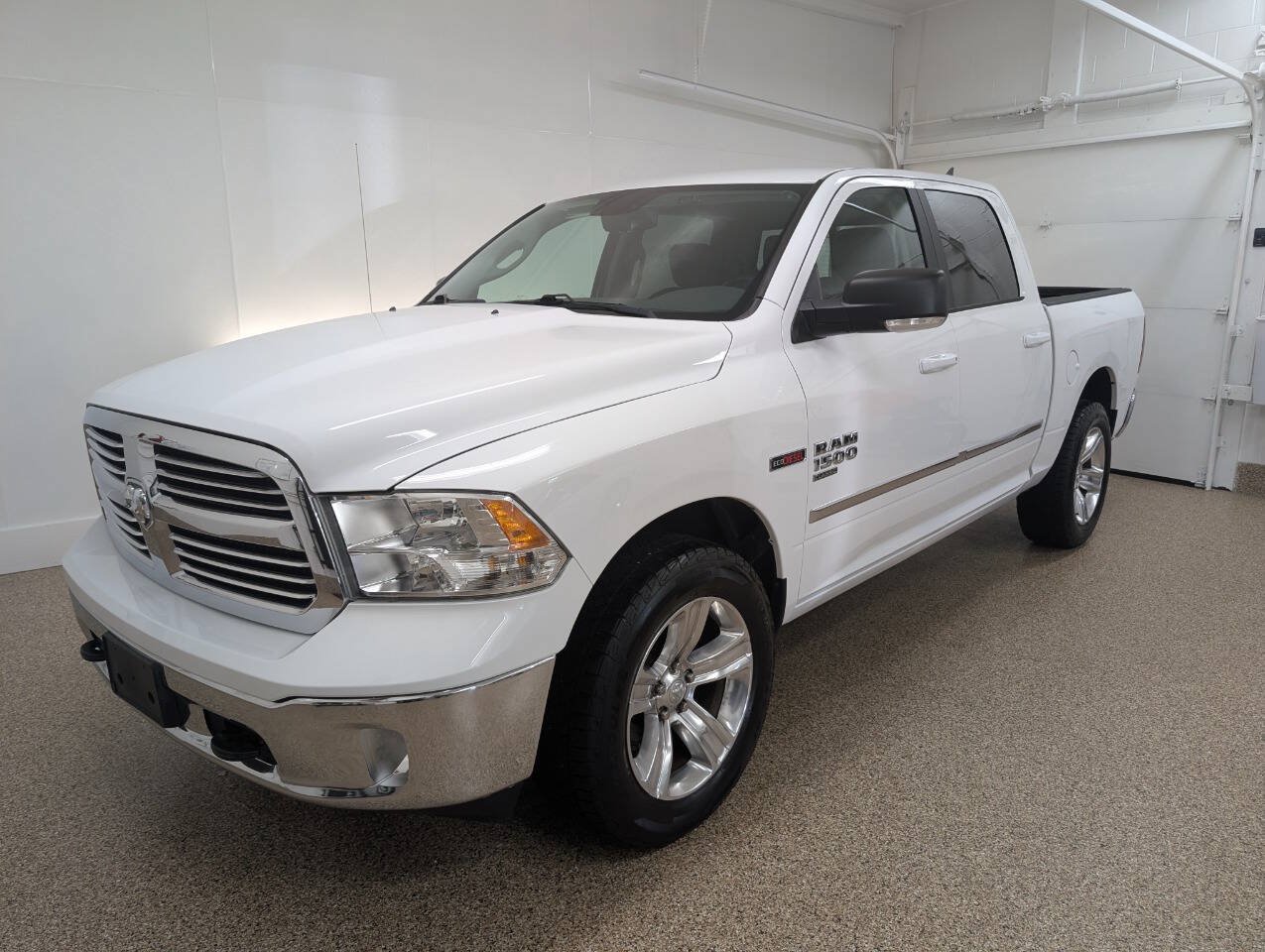 Used 2019 RAM 1500 Classic SLT w/ SLT Plus D←cor Group AWD/4WD image 2