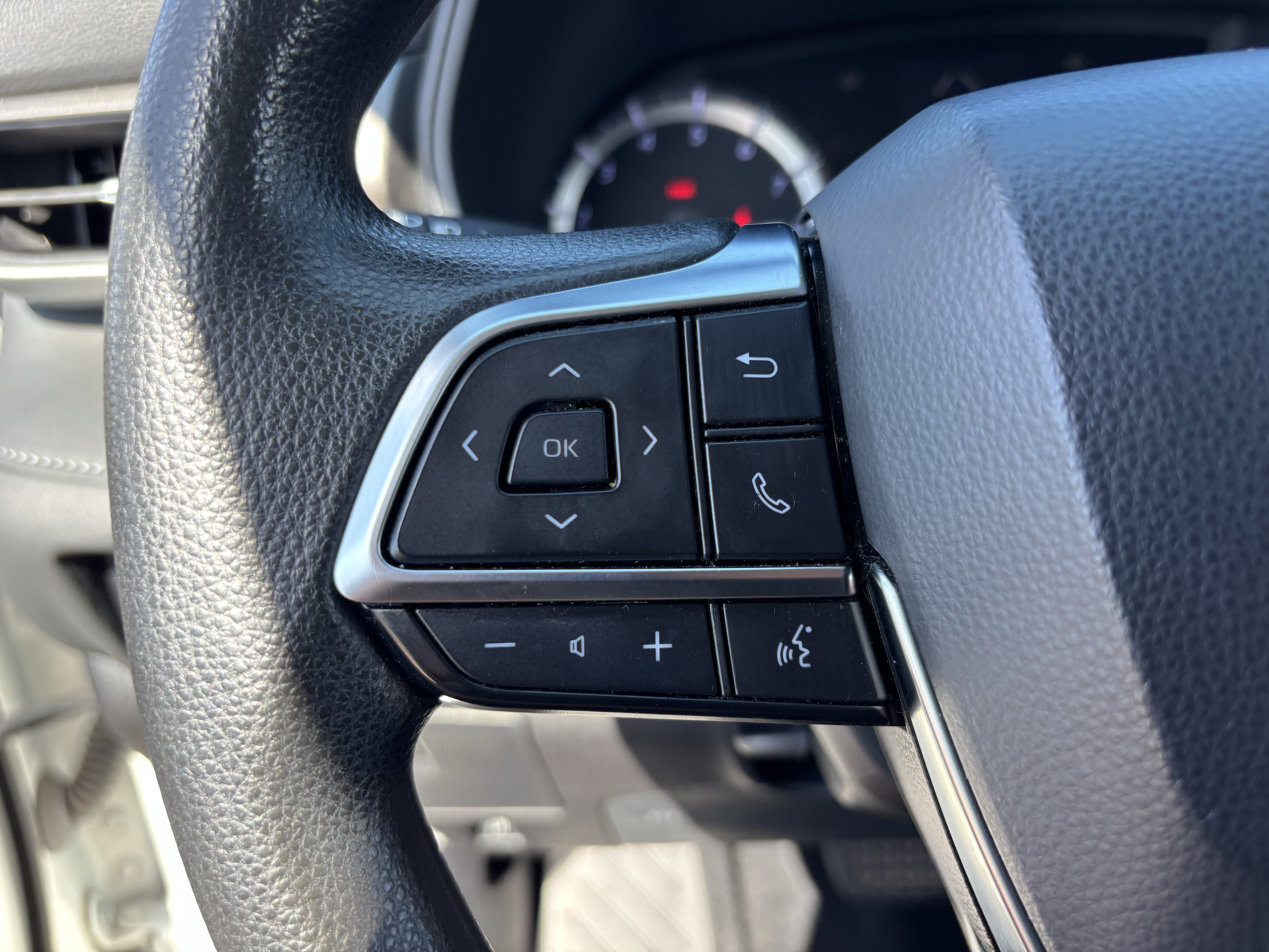 Used 2021 Toyota Highlander L FWD image 25