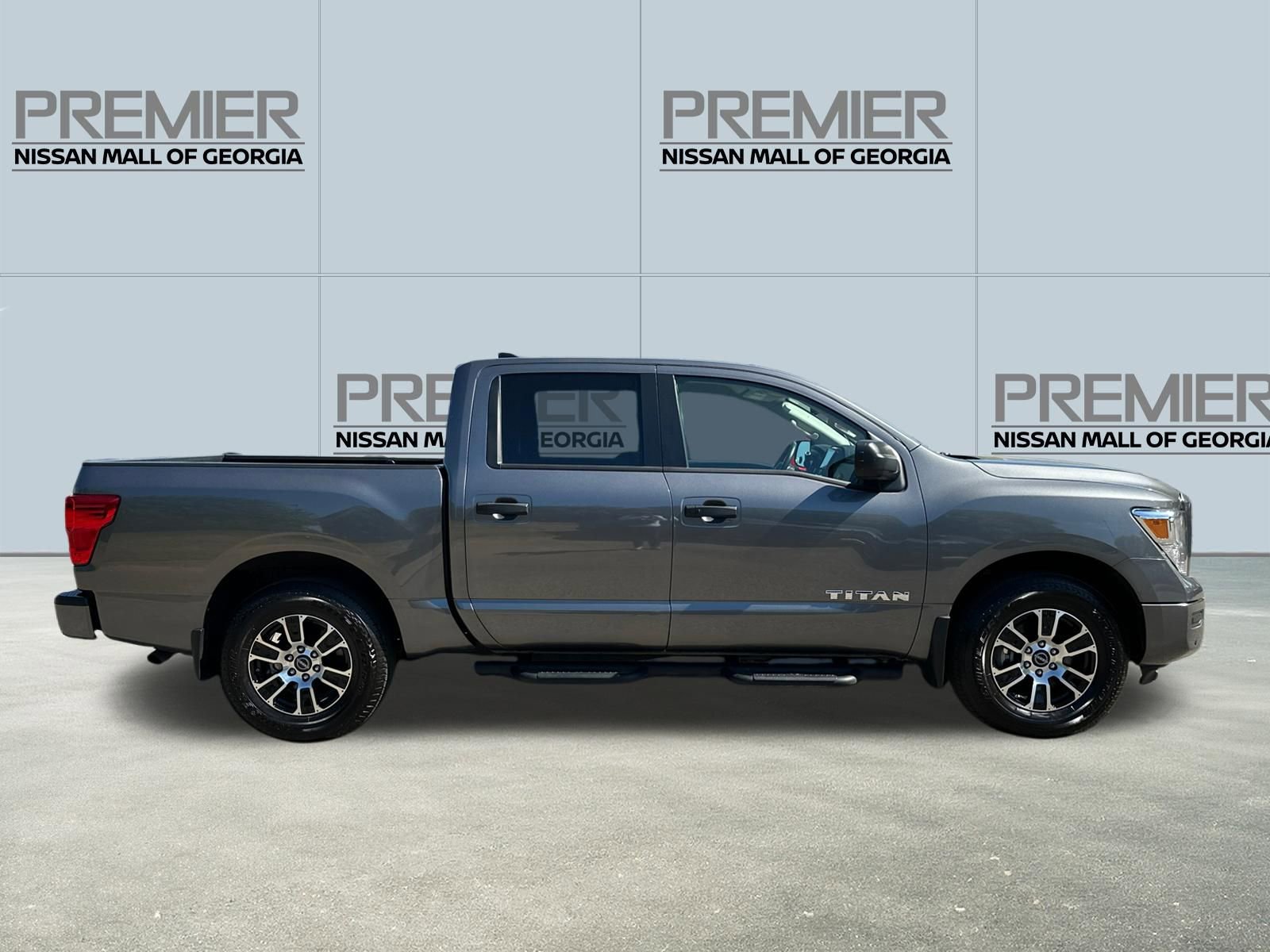 Used 2024 Nissan Titan SV w/ SV Convenience Package image 4