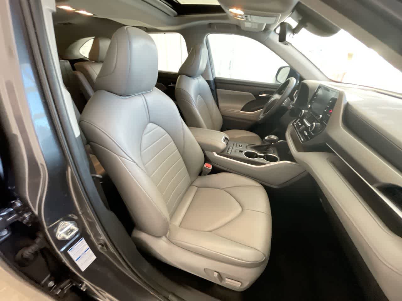 Used 2022 Toyota Highlander XLE AWD/4WD image 26