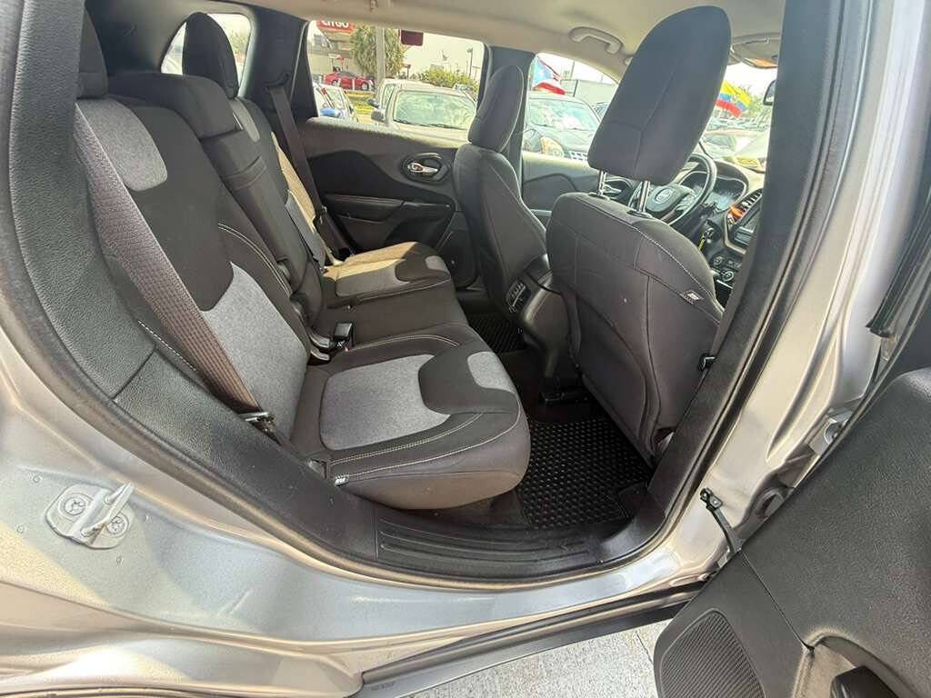 Used 2014 Jeep Cherokee Latitude w/ Cold Weather Group AWD/4WD image 13