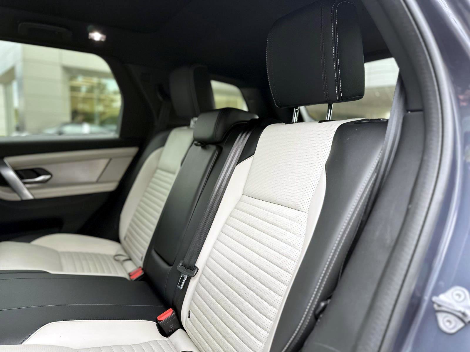 New 2025 Land Rover Discovery Sport Dynamic SE image 9