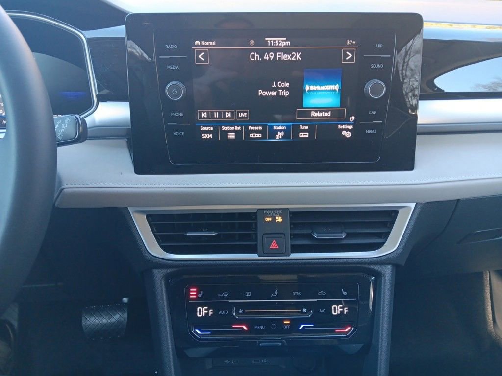 Used 2025 Volkswagen Taos SE w/ Panoramic Sunroof Package image 17