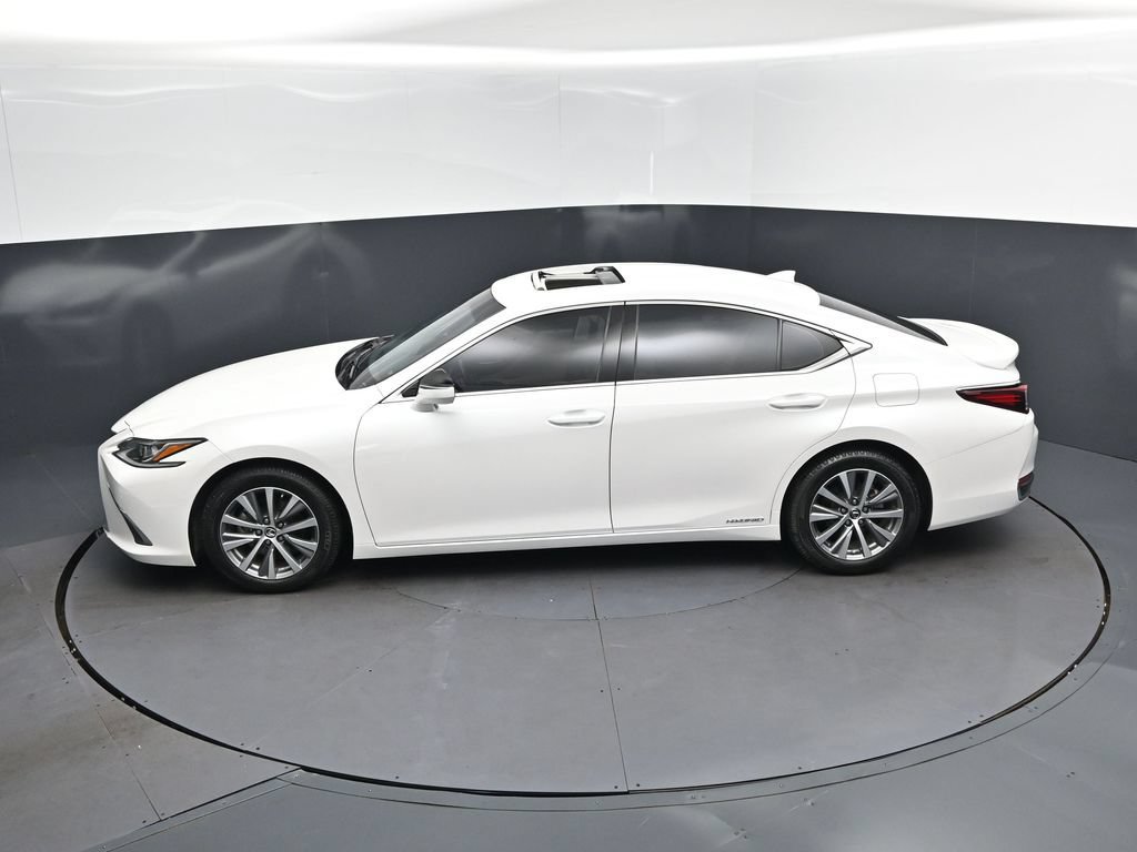 Certified 2021 Lexus ES 300h w/ Accessory Package FWD image 32