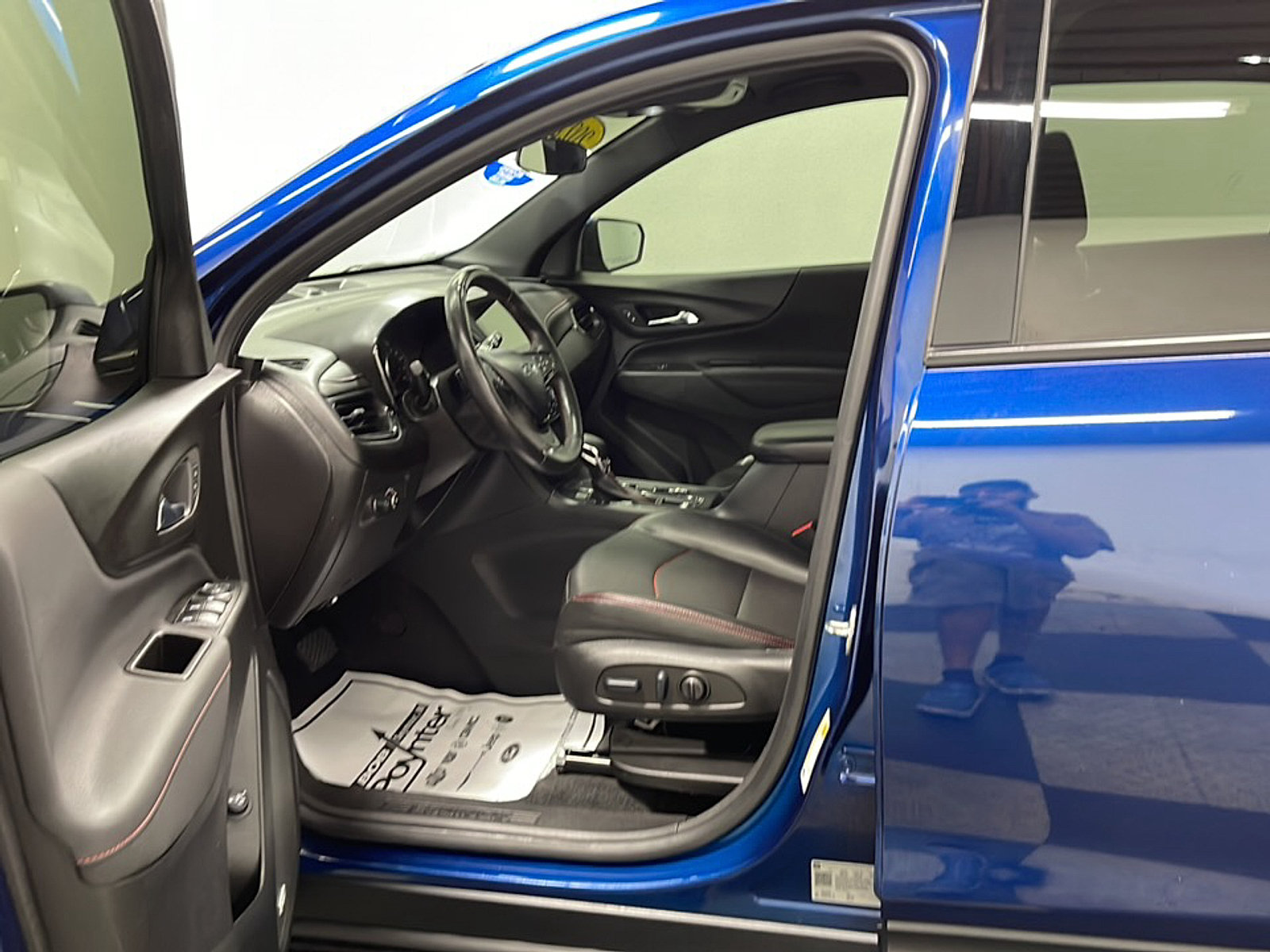 Used 2022 Chevrolet Equinox RS w/ RS Leather Package FWD image 2