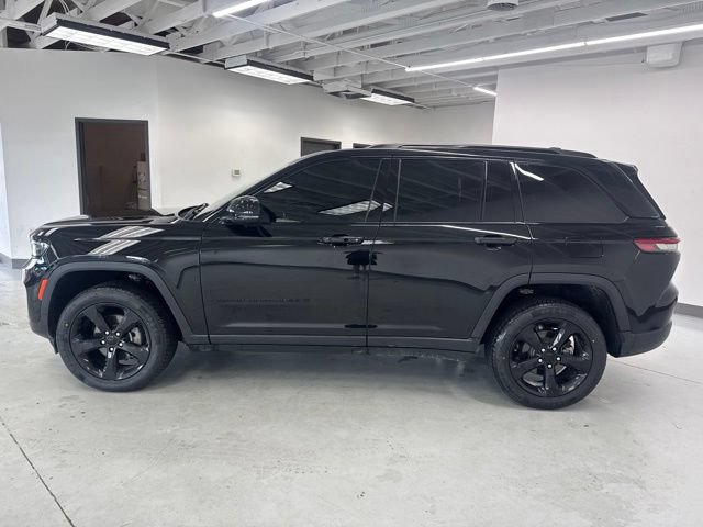 Used 2023 Jeep Grand Cherokee Altitude AWD/4WD image 6
