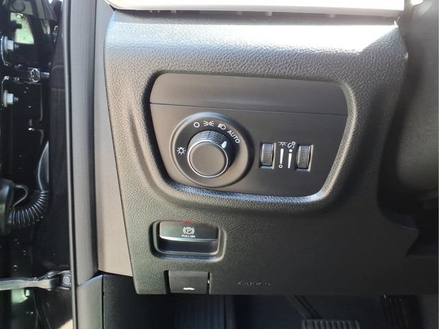 Used 2023 Jeep Grand Cherokee Laredo AWD/4WD image 14