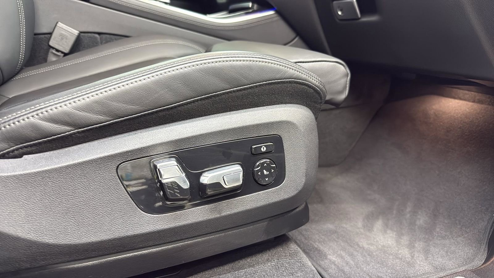 Used 2024 BMW X5 xDrive50e w/ M Sport Package image 25