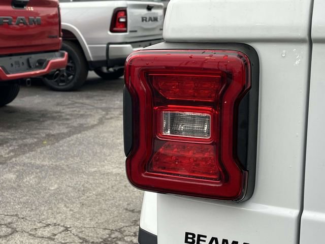 Used 2018 Jeep Wrangler Unlimited Sahara image 10