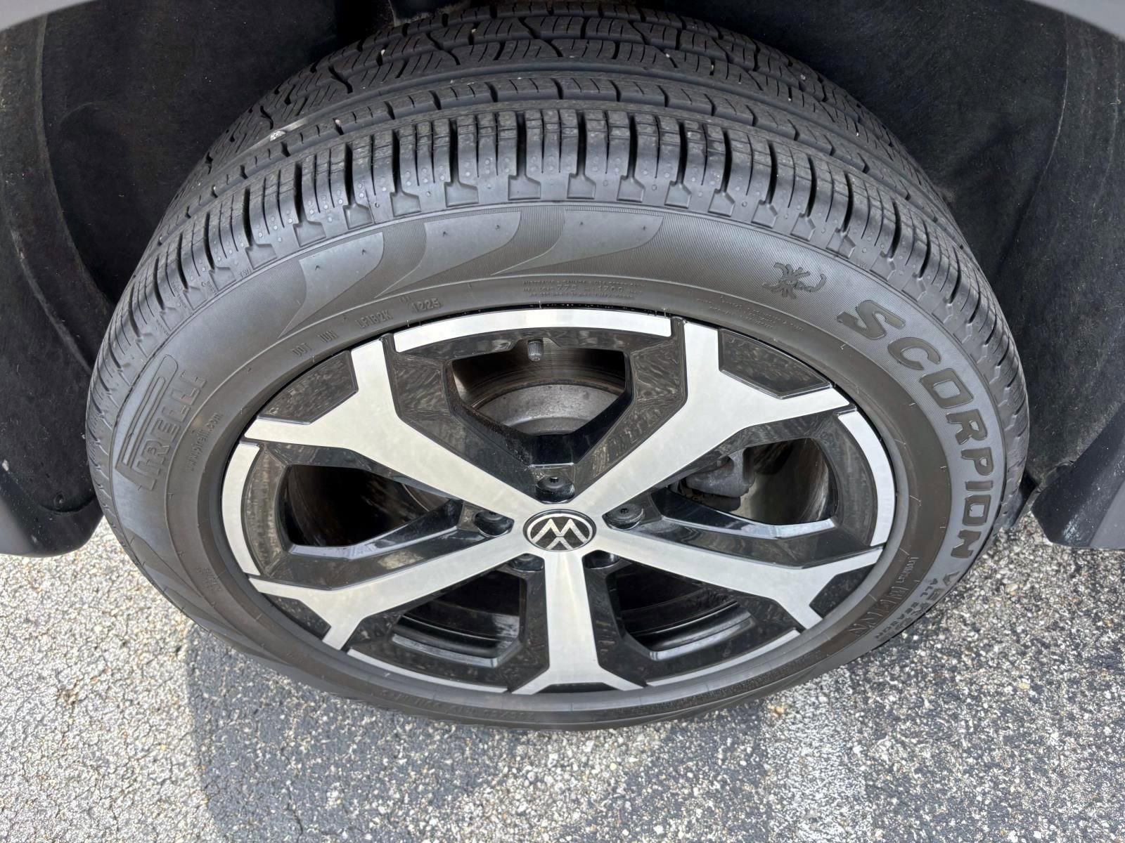 Certified 2025 Volkswagen Tiguan SE AWD/4WD image 10