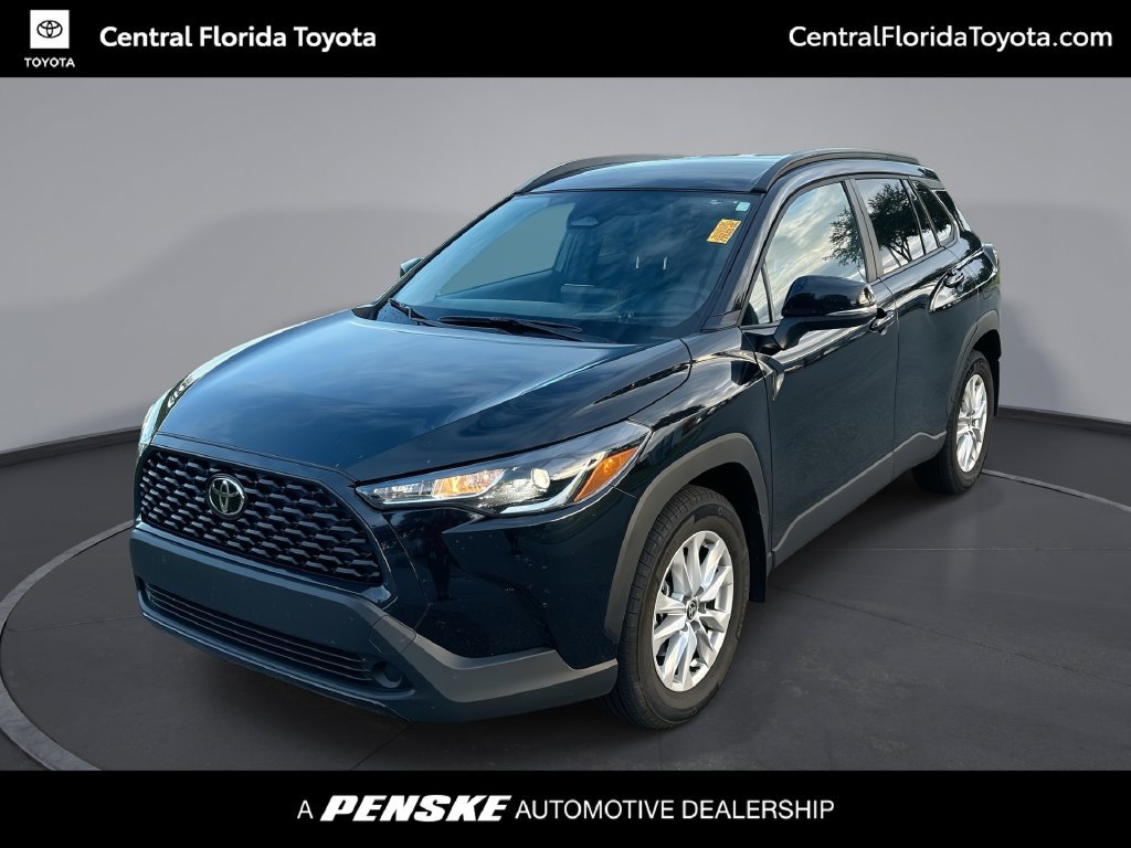 Used 2025 Toyota Corolla Cross LE FWD image 1