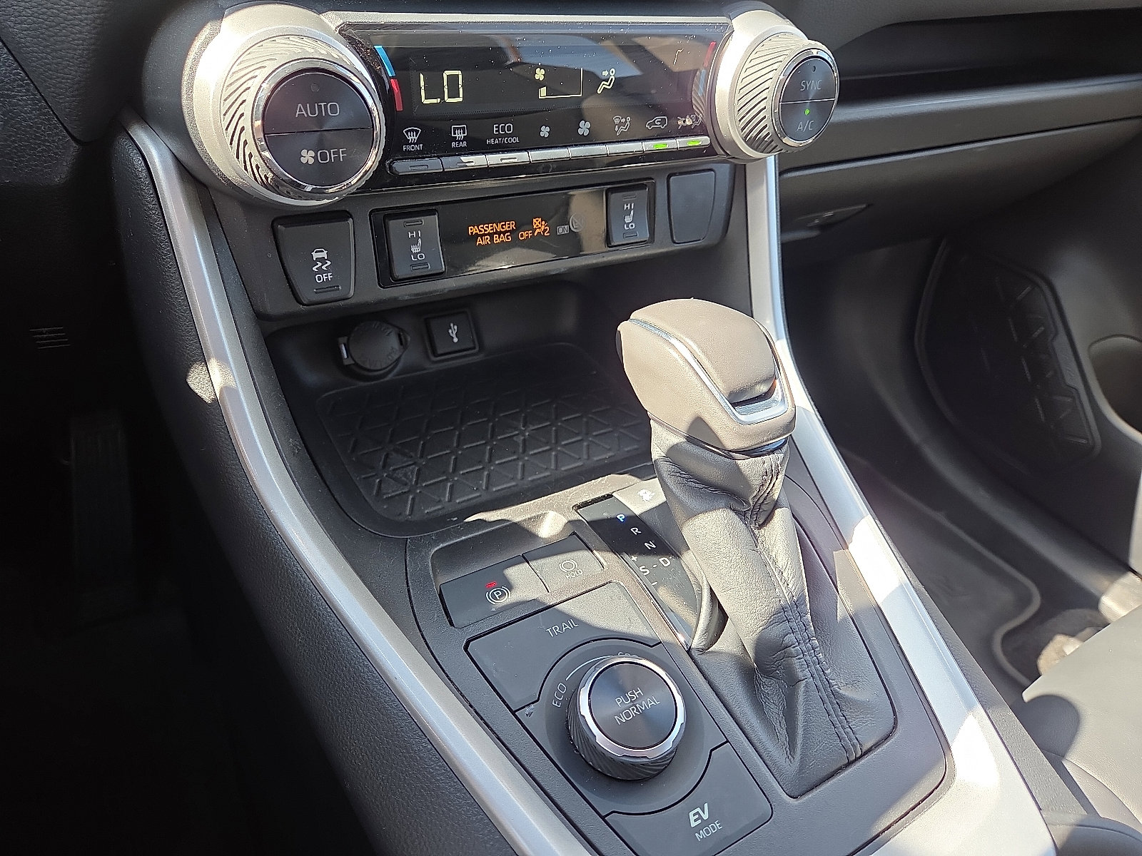 Used 2022 Toyota RAV4 XLE Premium AWD/4WD image 14