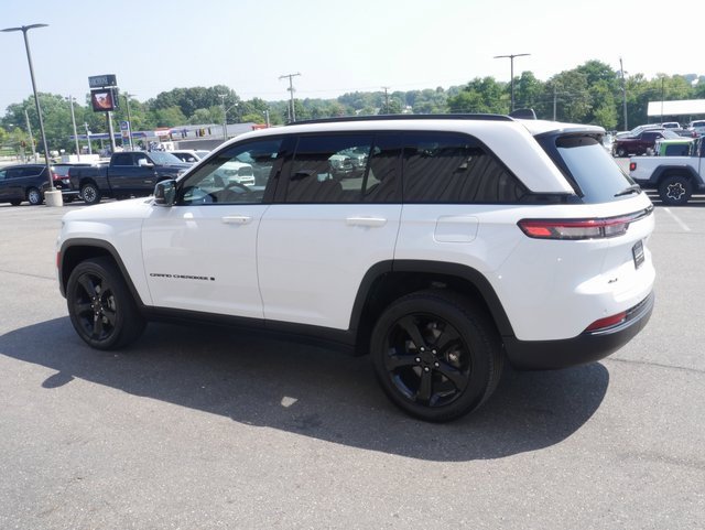 Used 2023 Jeep Grand Cherokee Altitude image 10