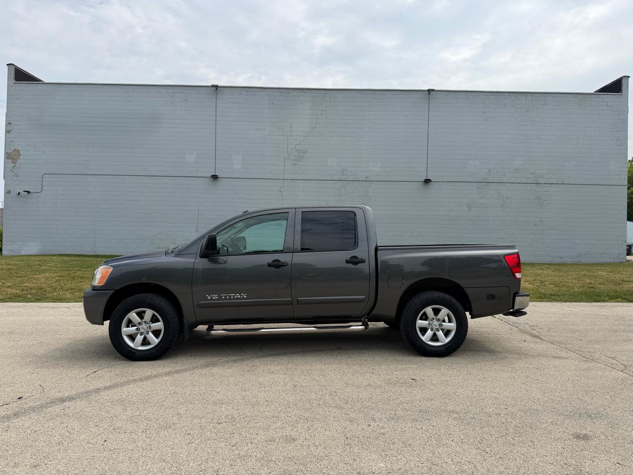 Used 2011 Nissan Titan SV w/ SV Premium Utility Pkg AWD/4WD image 4