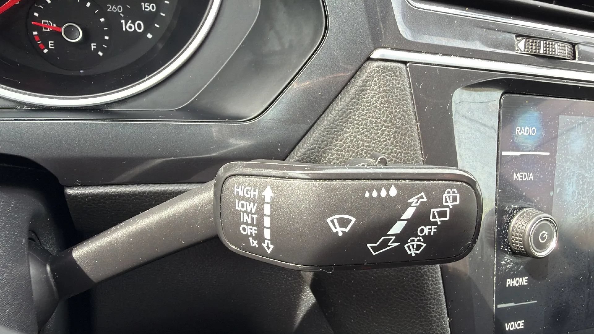 Used 2020 Volkswagen Tiguan SE AWD/4WD image 13