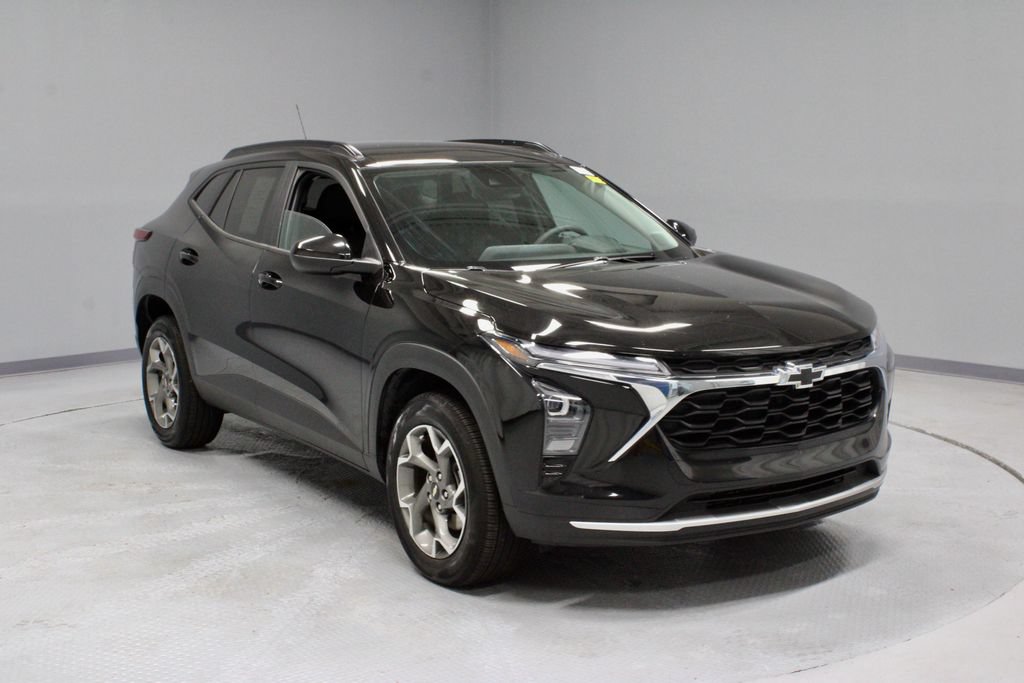 Used 2025 Chevrolet Trax LT FWD image 1